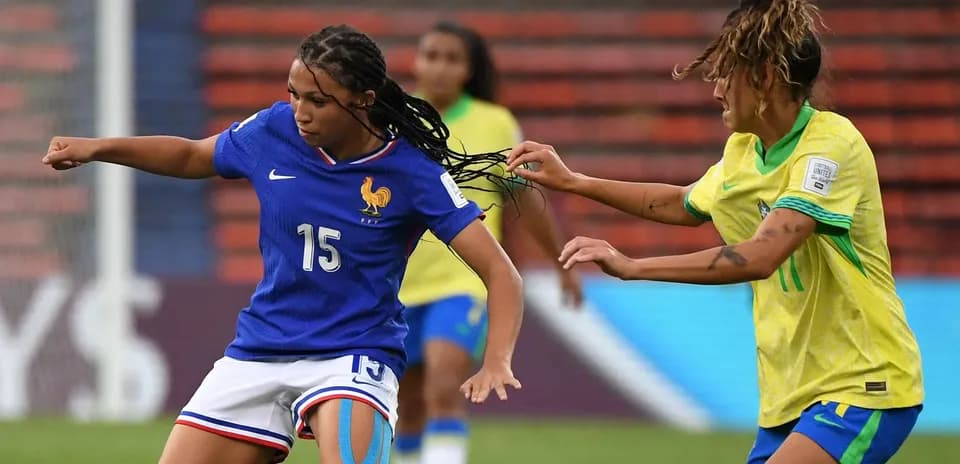 Fransiya va Braziliya o'yinchilari to'p uchun kurashmoqda