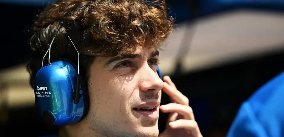 Muzikant Alpine jamoasi a'zosi telefon orqali suhbatlashmoqda