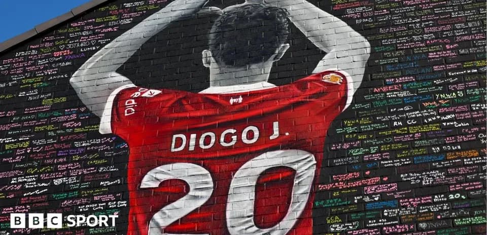 Muradagi Diogo Jota rasmini ko'rsatmoqda