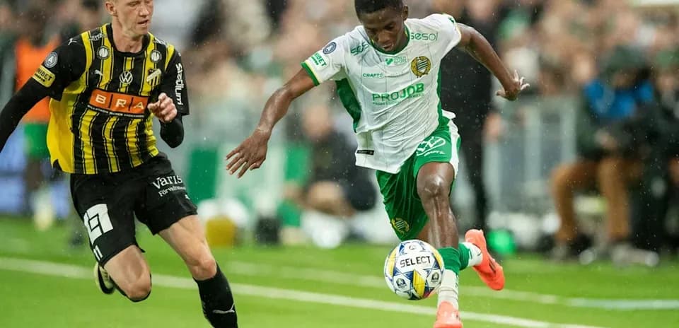 Futbolchilar to'p uchun raqobatlashmoqda