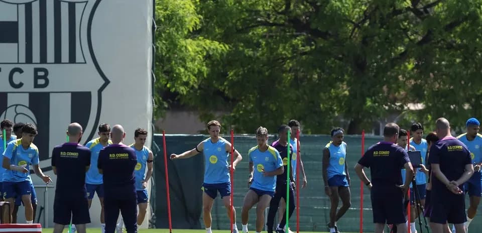 Futbolchilar mashg'ulotda to'p bilan ishlayapti