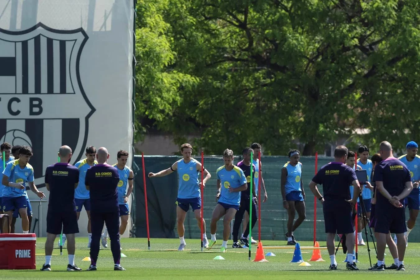 Futbolchilar mashg'ulotda to'p bilan ishlayapti
