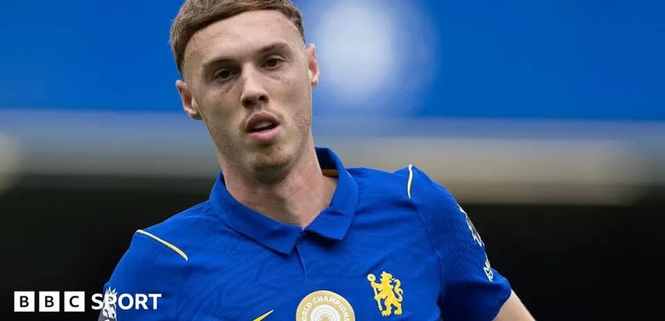 Futbolchi Chelsea formasi bilan maydonda