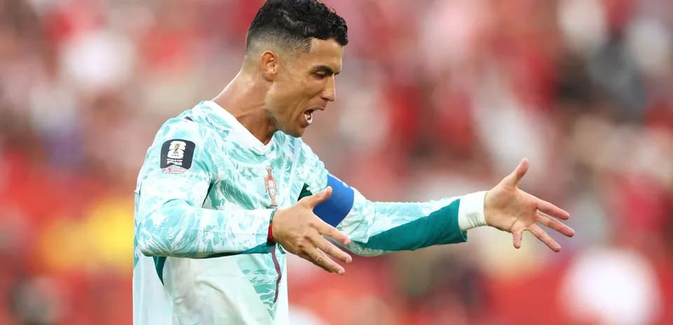 Portugaliya futbolchisi maydonda harakat qiladi