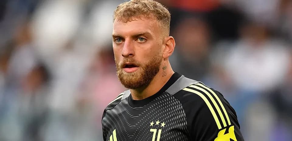 Futbolchi Juventus formasida, maydonda turgan