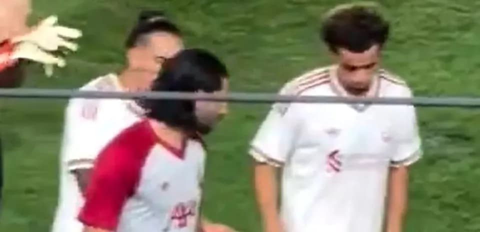 Futbolchilar o'yin davomida maydonda harakatda