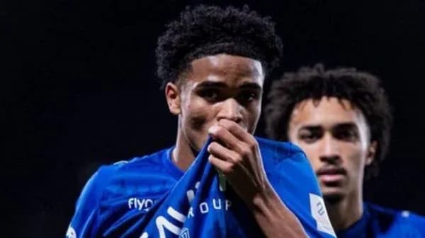Futbolchi jamoasi ko'ylagini o'pmoqda