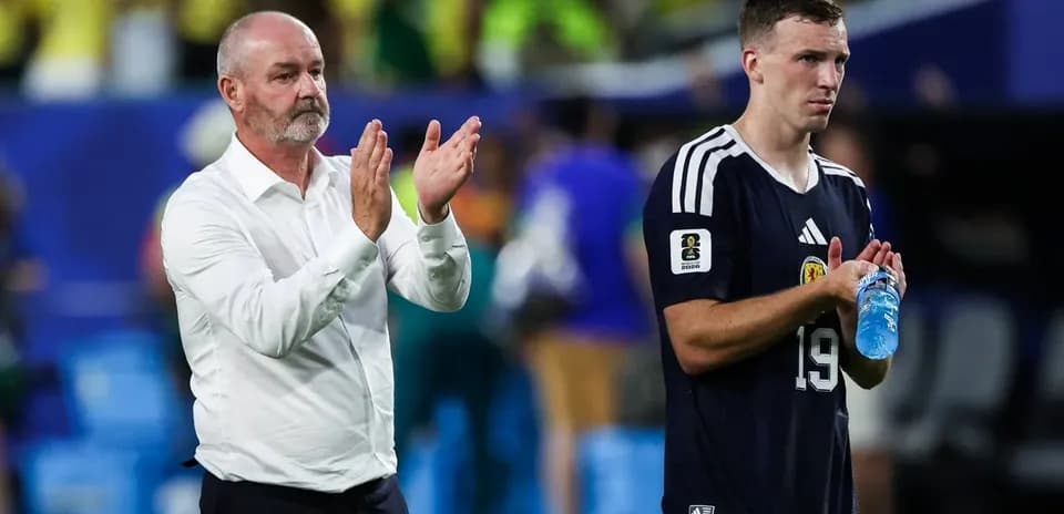 Trener va futbolchi maydonni tark etmoqda