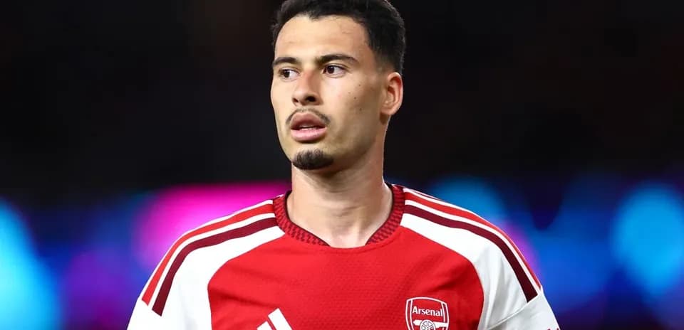 Futbolchi Arsenal formasida o'yin oldidan