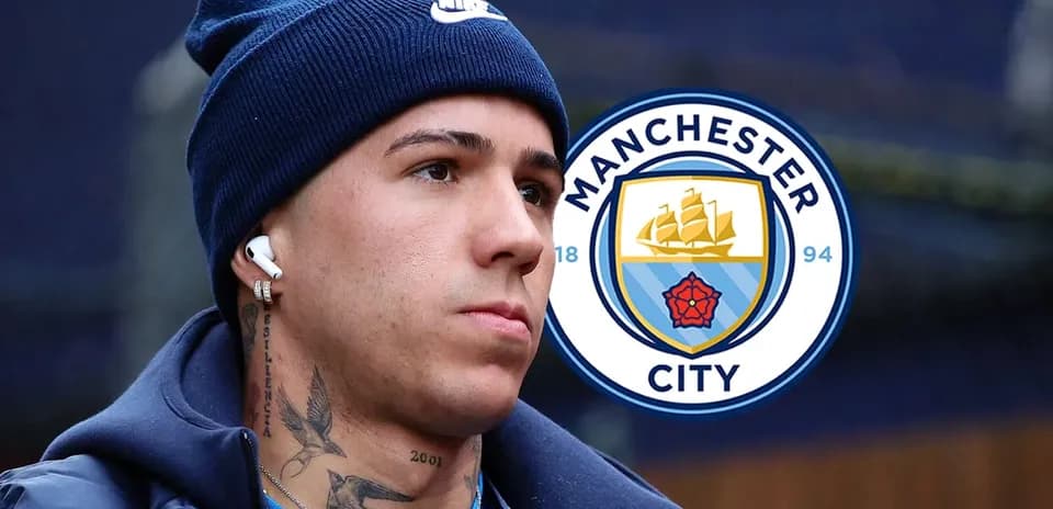 Futbolchi Manchester City logosi bilan ko'rinmoqda