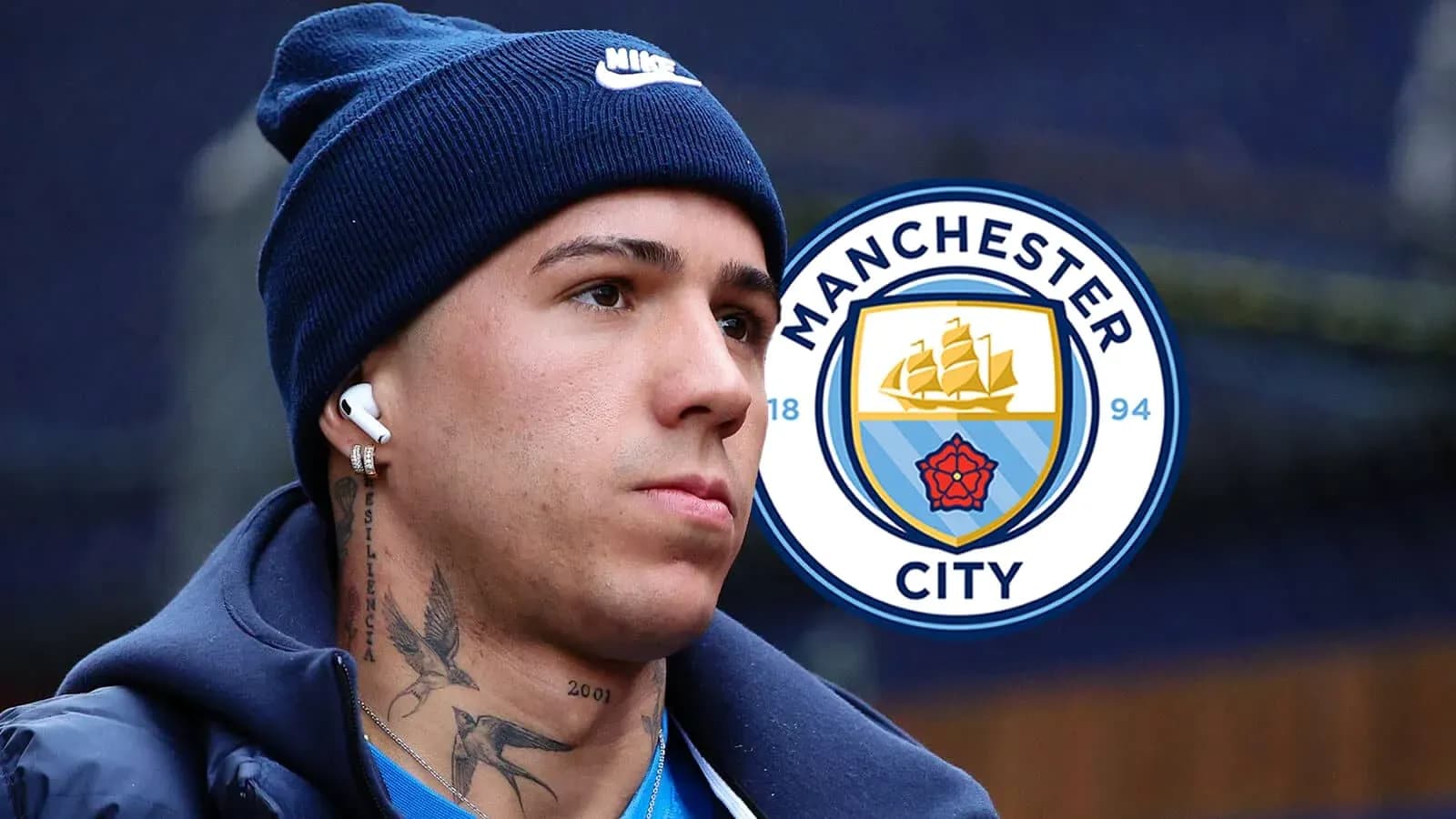Futbolchi Manchester City logosi bilan ko'rinmoqda