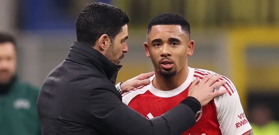 Mikél Arteta speaking with Gabriel Jesus on pitch