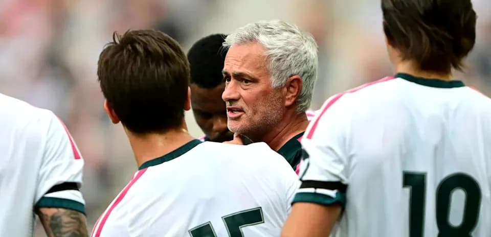 Murinho o'yinchilar bilan muhokama qilmoqda