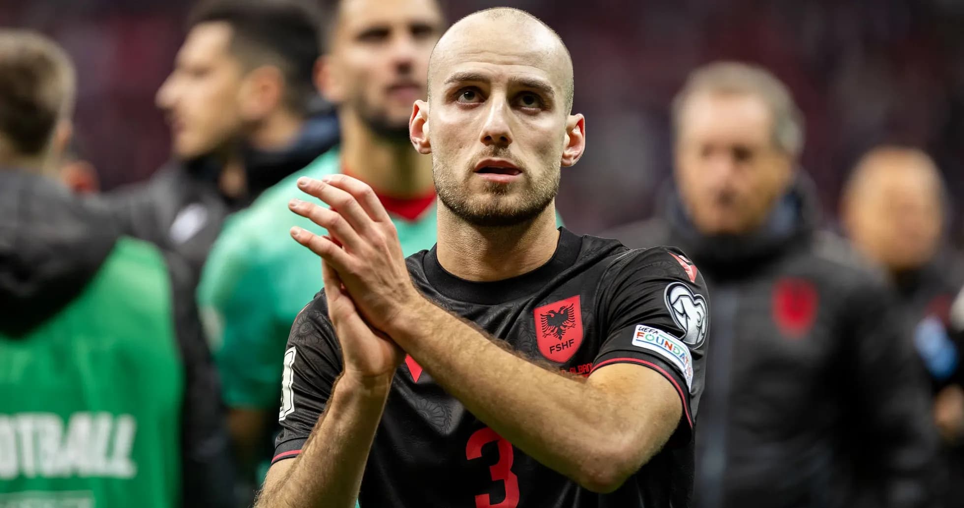 Futbolchi o'yin tugagandan so'ng muxlislarni qutlayapti