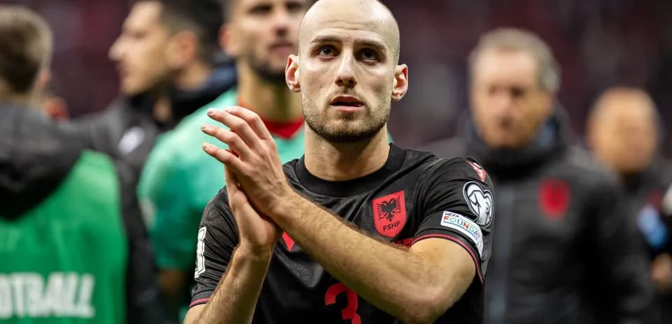 Futbolchi o'yin tugagandan so'ng muxlislarni qutlayapti