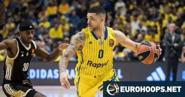 Basketchi o'yinida to'pni ushlab olgan o'yinchi