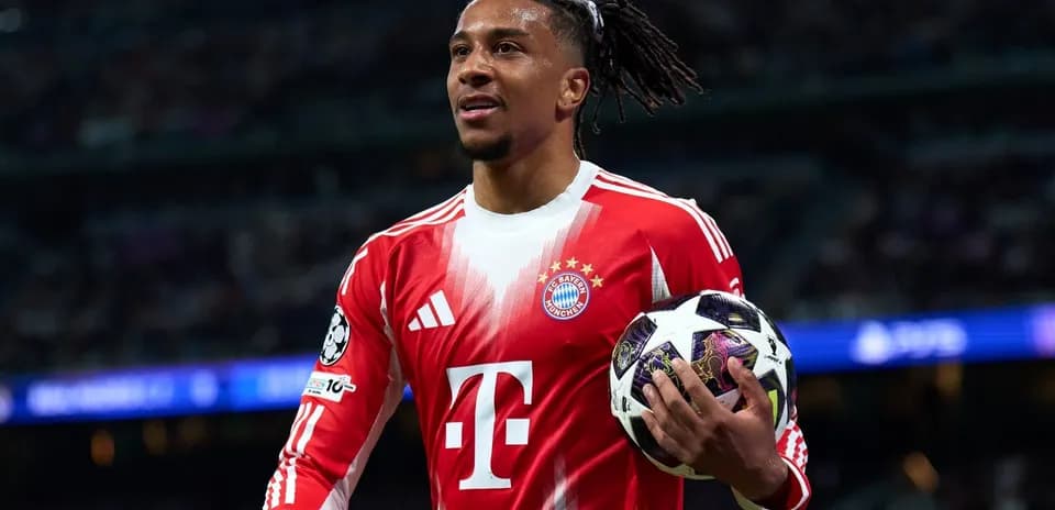 Futbolchi to'p bilan maydonda