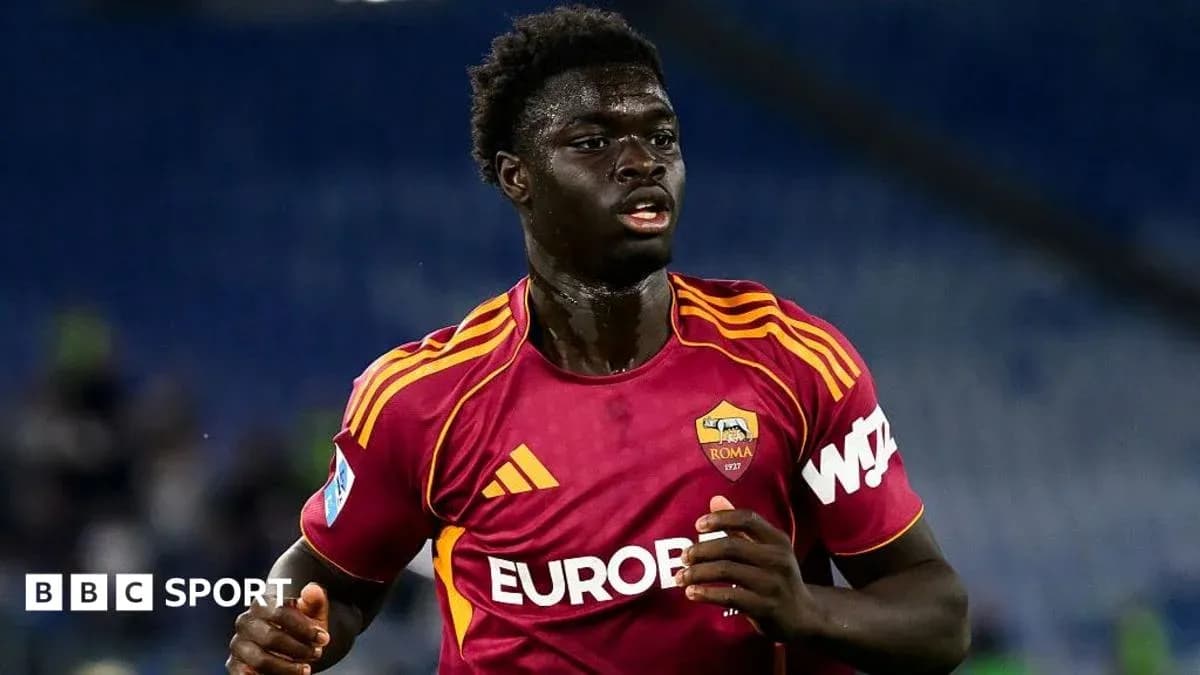 Futbolchi Roma formasida maydonda harakatda
