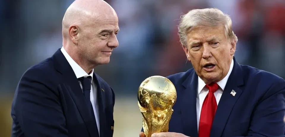 Gianni Infantino and Donald Trump with World Cup trophy