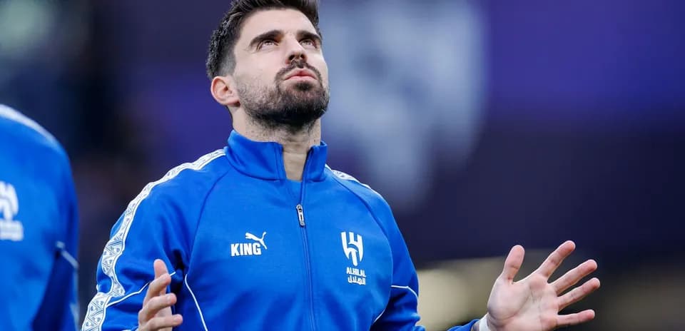 Futbolchi qizil ko'k kiyimda maydonga tayyorlanmoqda