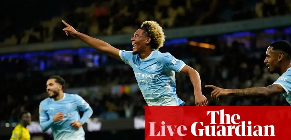 Futbolchi gol urib, jamoa do'stlari bilan nishonlayapti