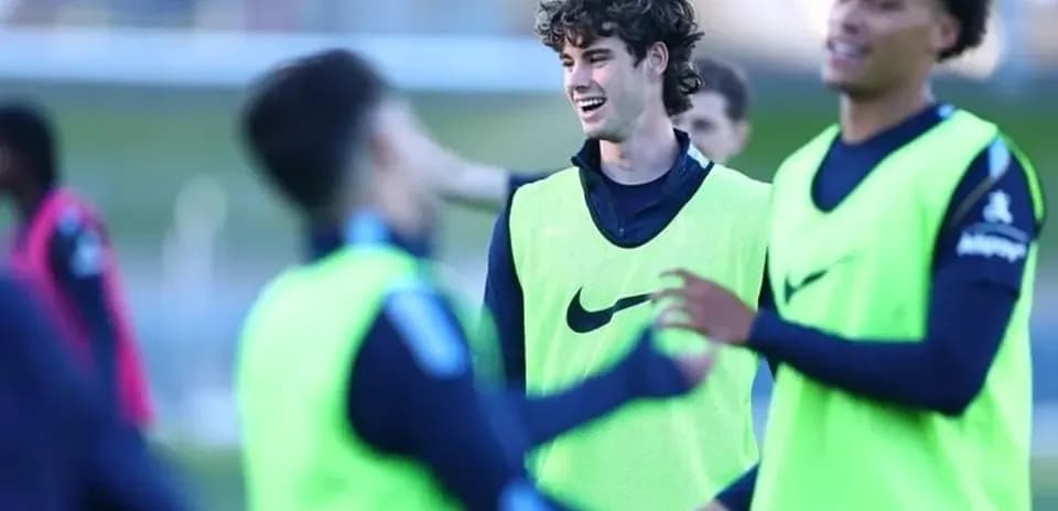 Futbolchilar treningda o'yin o'ynayotgan paytda