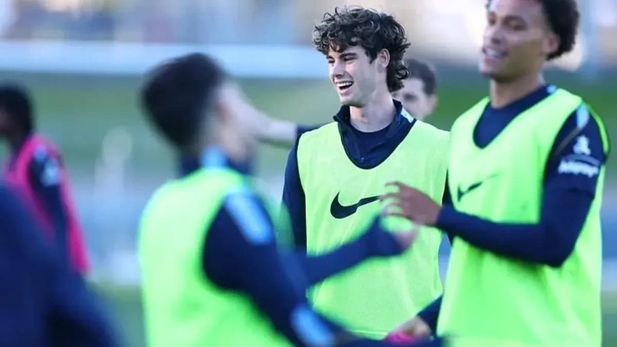 Futbolchilar treningda o'yin o'ynayotgan paytda