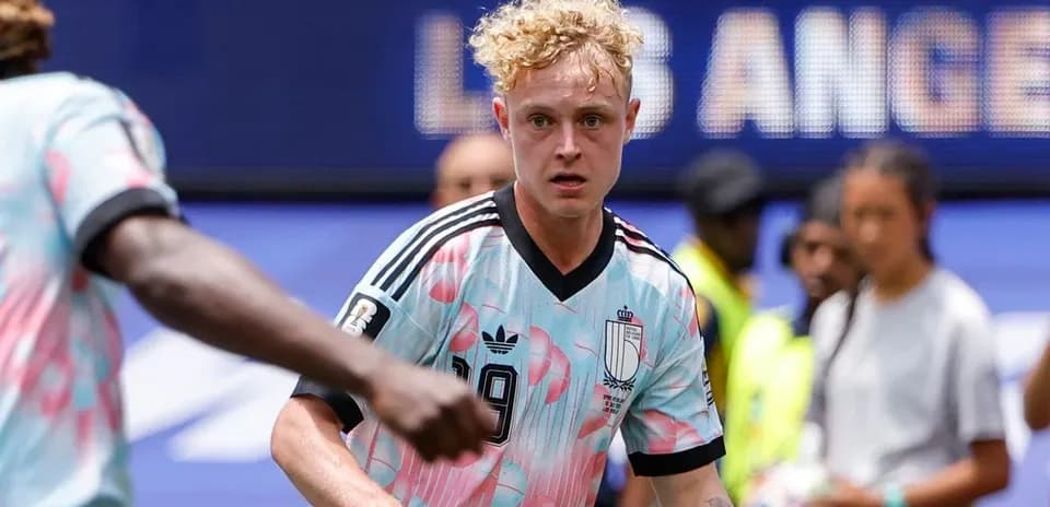 Futbolchi o'yin maydonida harakatda