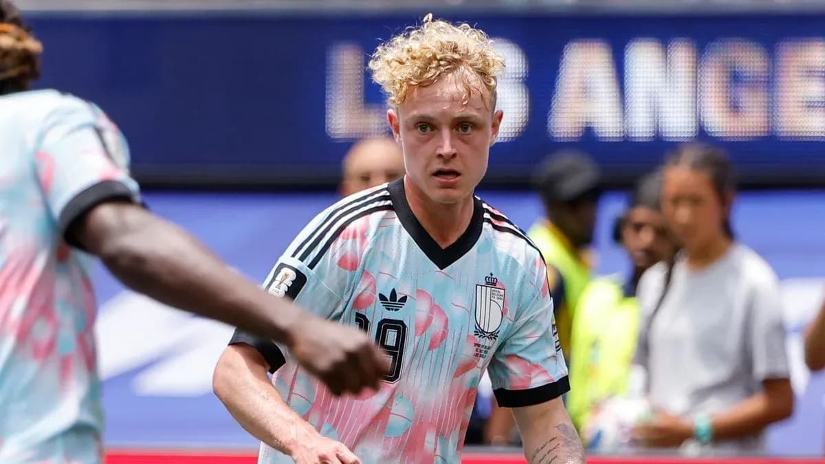 Futbolchi o'yin maydonida harakatda
