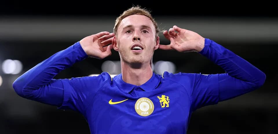 Futbolchi gol urganidan keyin quloqlarini ushlab turmoqda