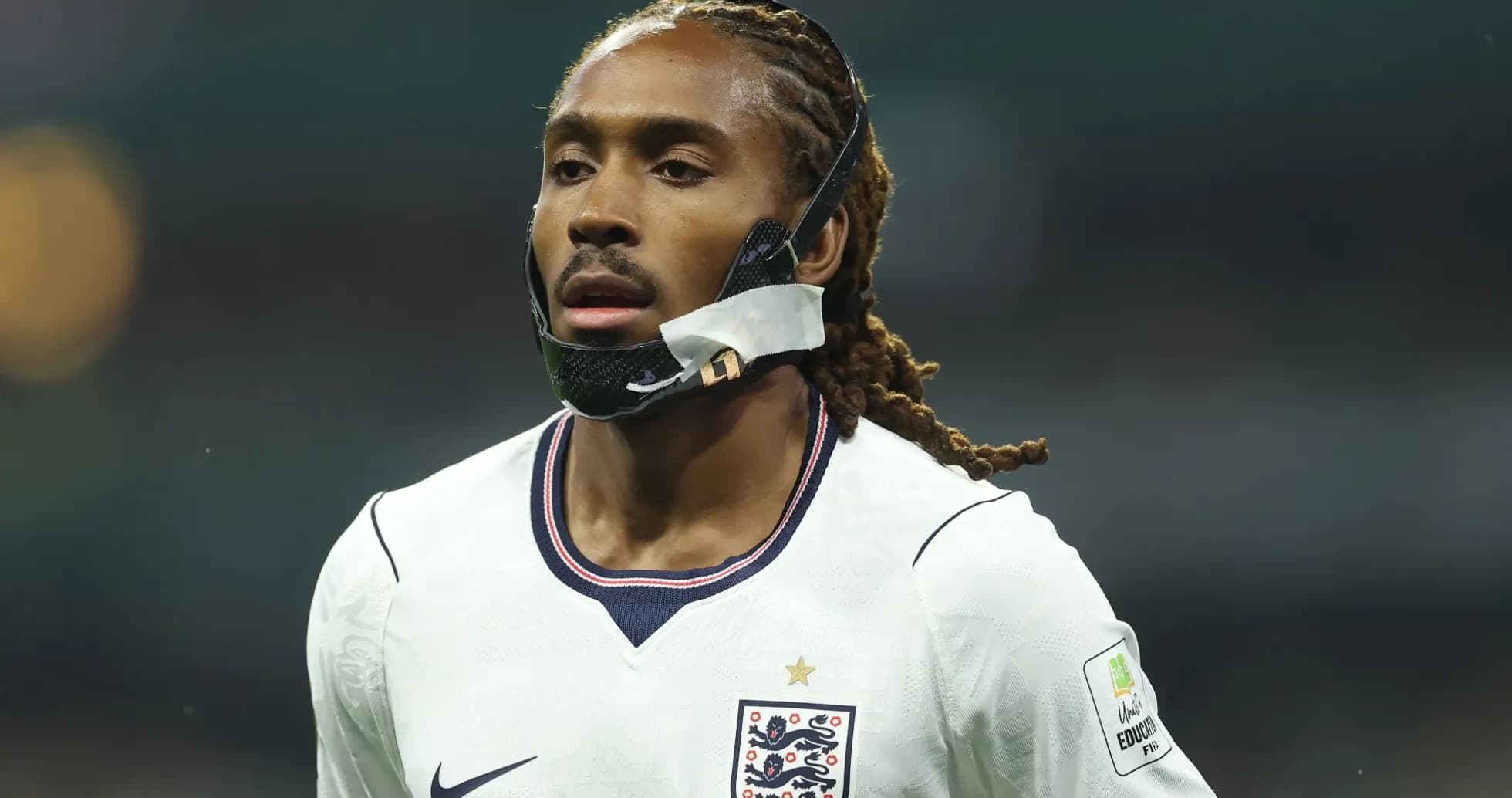 Futbolchi o'yin paytida himoya niqobida