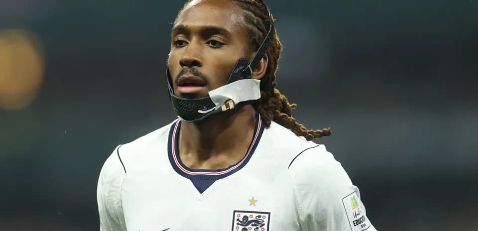 Futbolchi o'yin paytida himoya niqobida