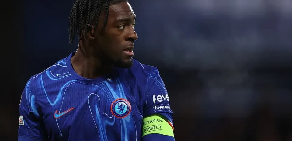 Futbolchi o'yin davomida to'pga tayyorlanmoqda