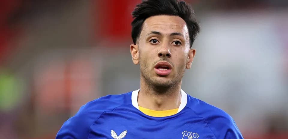 Futbolchi Everton formasida maydonda harakatda