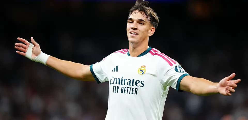 Futbolchi Real Madrid formasida maydonni ko'rsatmoqda