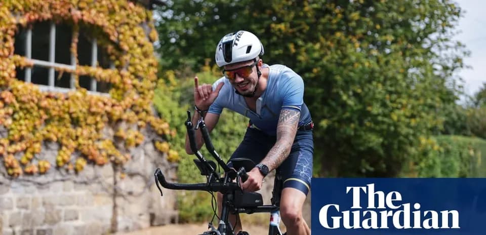 Velosipedda harakatlanayotgan sportchi qo'lini ko'taradi