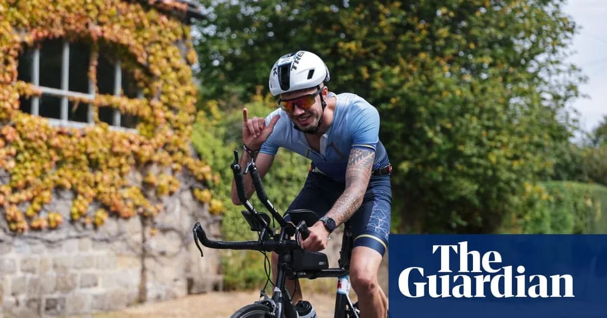 Velosipedda harakatlanayotgan sportchi qo'lini ko'taradi