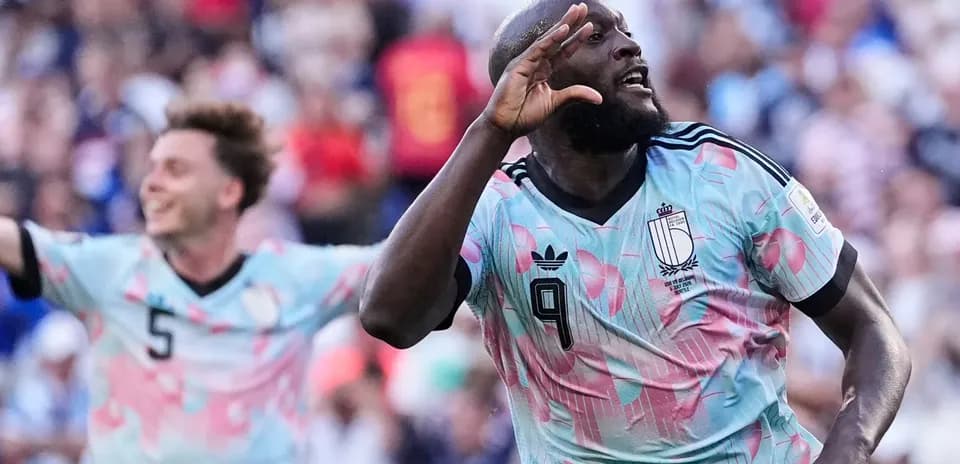 Futbolchilar gol urishdan keyin nishonlayapti