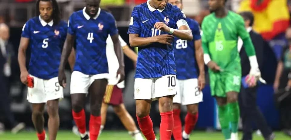Fransiya futbolchilari maydondan chiqmoqda