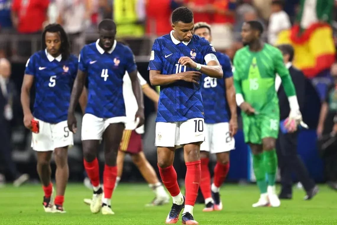 Fransiya futbolchilari maydondan chiqmoqda
