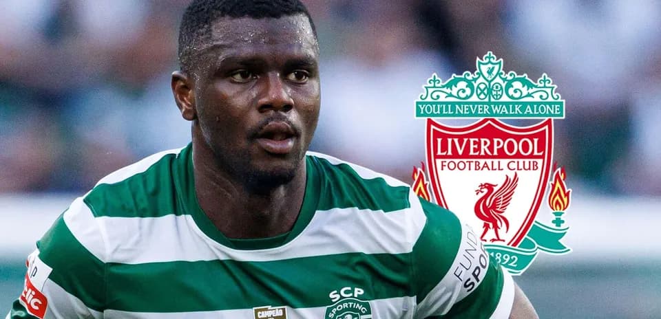 Futbolchi Sporting CP formasida, Liverpool logotipi orqasida