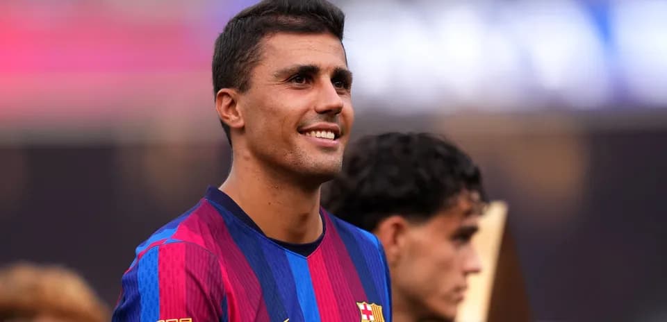 Futbolchi Barcelona formasida tabriklanmoqda