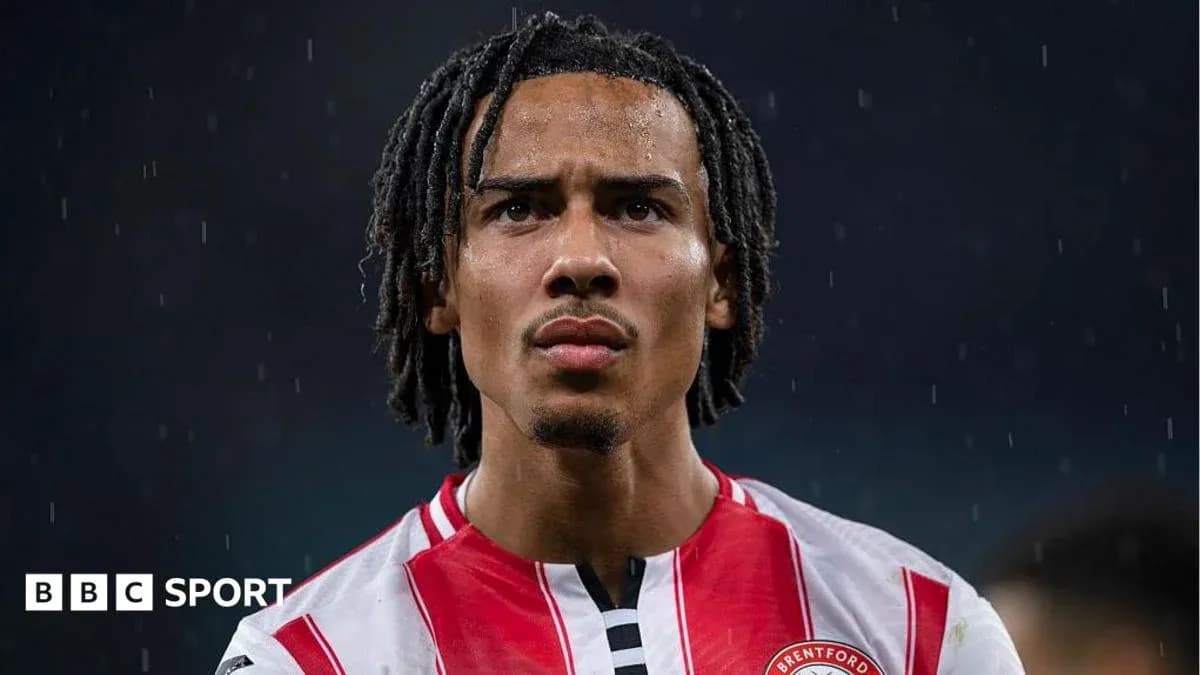 Futbolchi Brentford formasida yomg'ir ostida turibdi