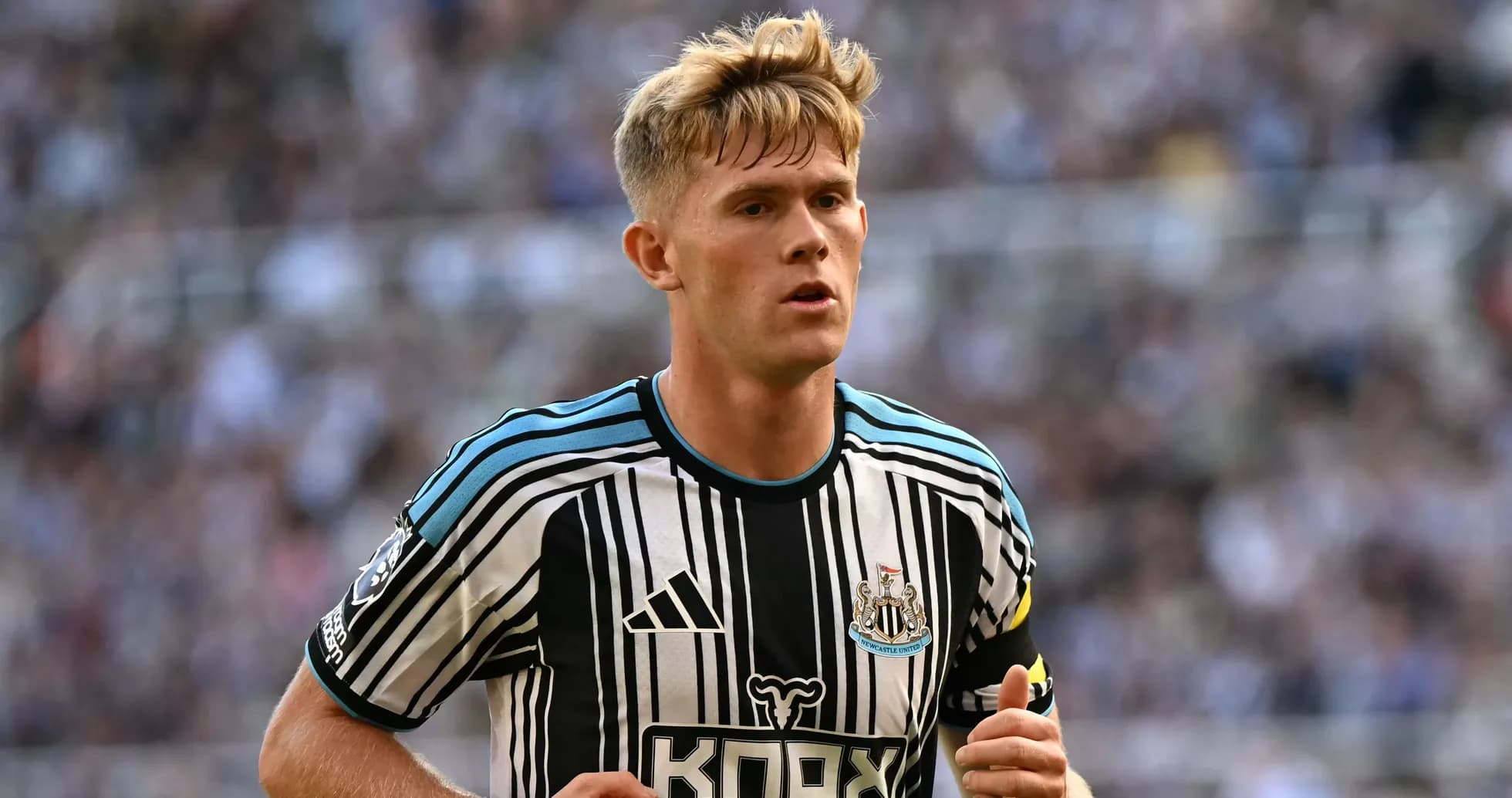 Futbolchi Newcastle United formasida maydonda harakatda