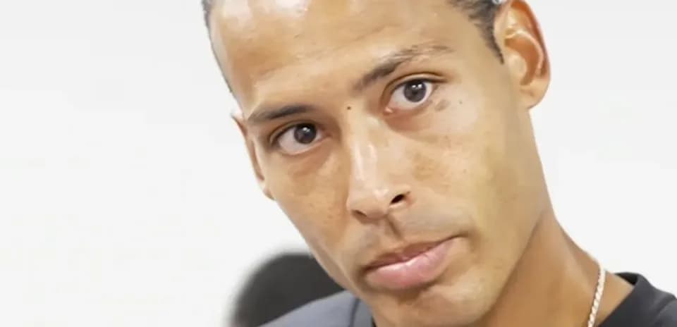 Futbolchi intervyu berayotgan paytda ko'rinmoqda