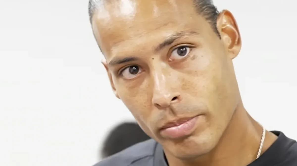 Futbolchi intervyu berayotgan paytda ko'rinmoqda