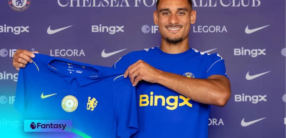 Futbolchi Chelsea formasini ushlab turib turibdi