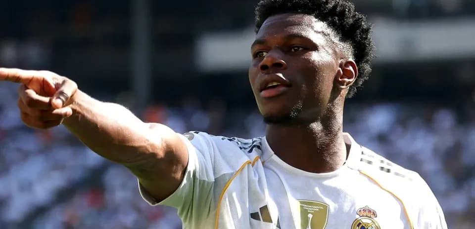 Futbolchi maydonda ko'rsatma berayotgani