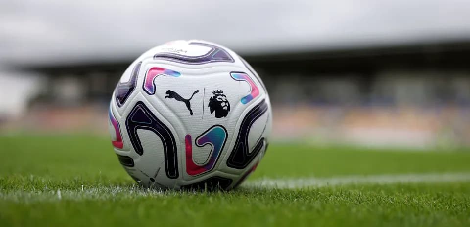 Futbol to'pi maydonda joylashgan