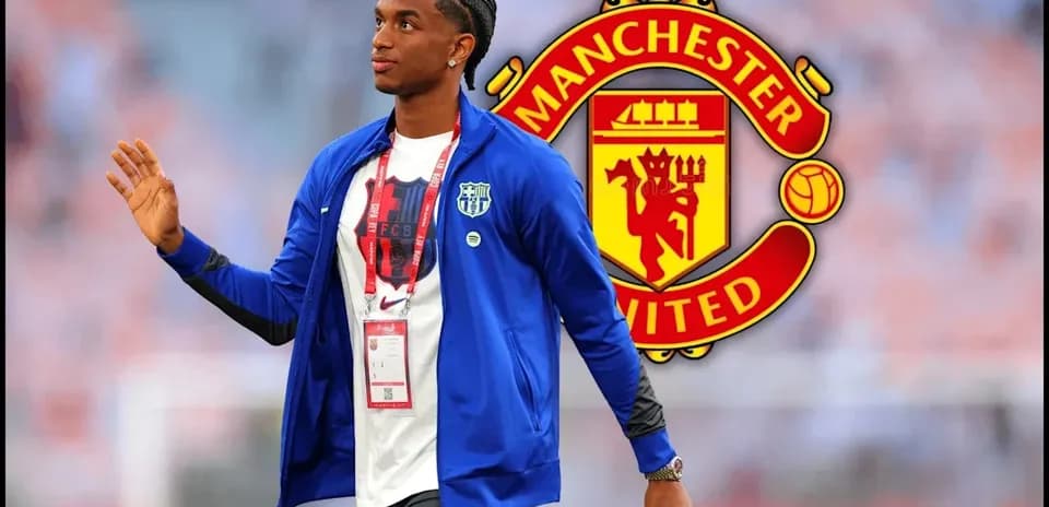 Futbolchi Manchester United logosi bilan maydonda